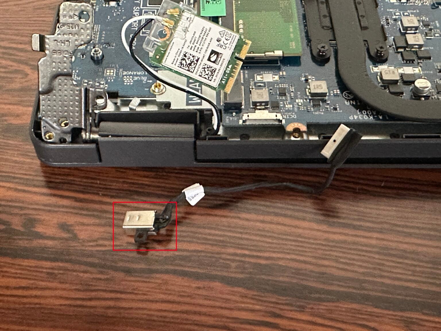 Inspiron 3501 電源ジャック交換 | 充電されない | 角度によって通電するの写真