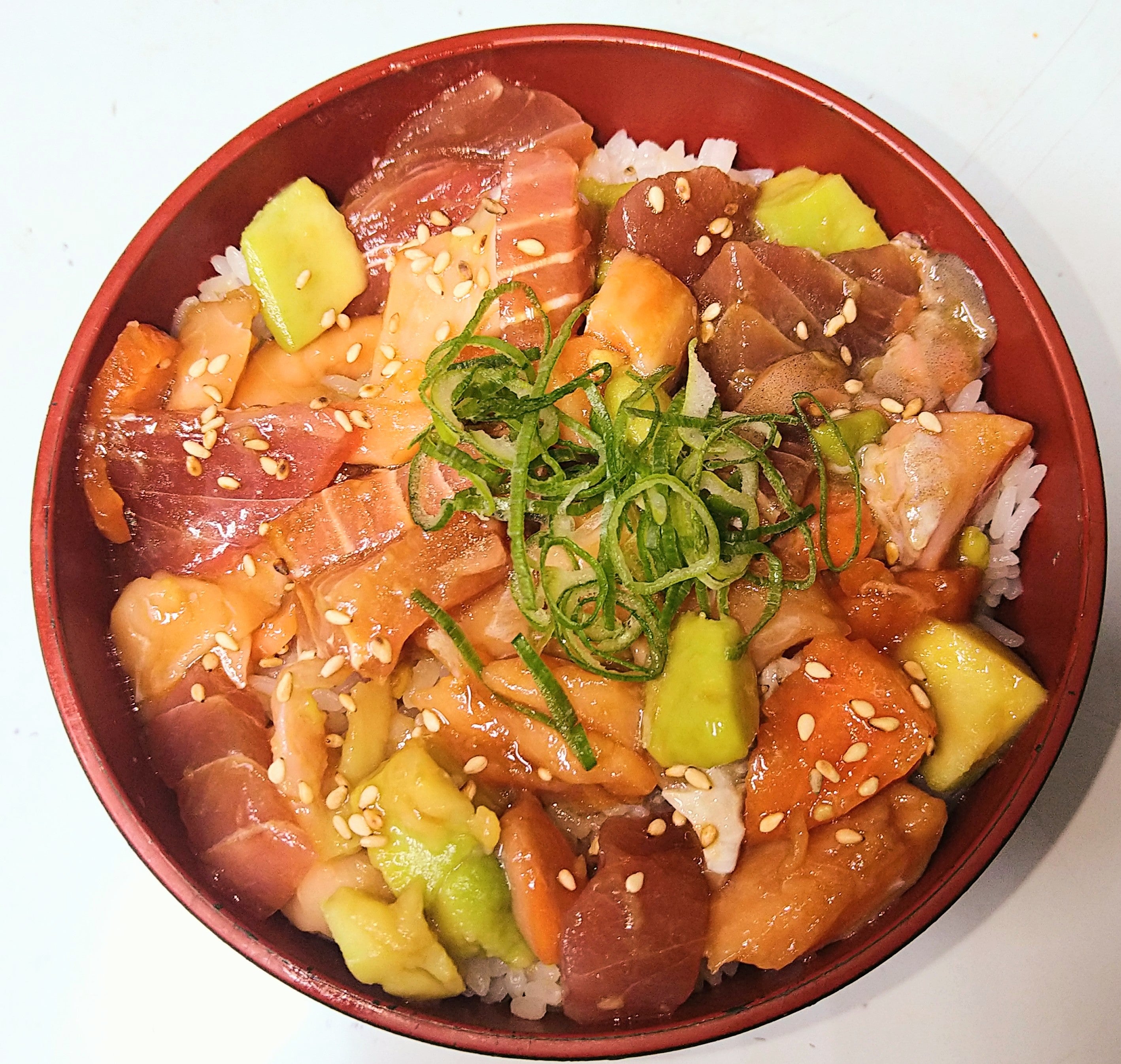丼丸 京の魚河岸 太秦天神川店のまぐろとサーモンのポキ丼の写真