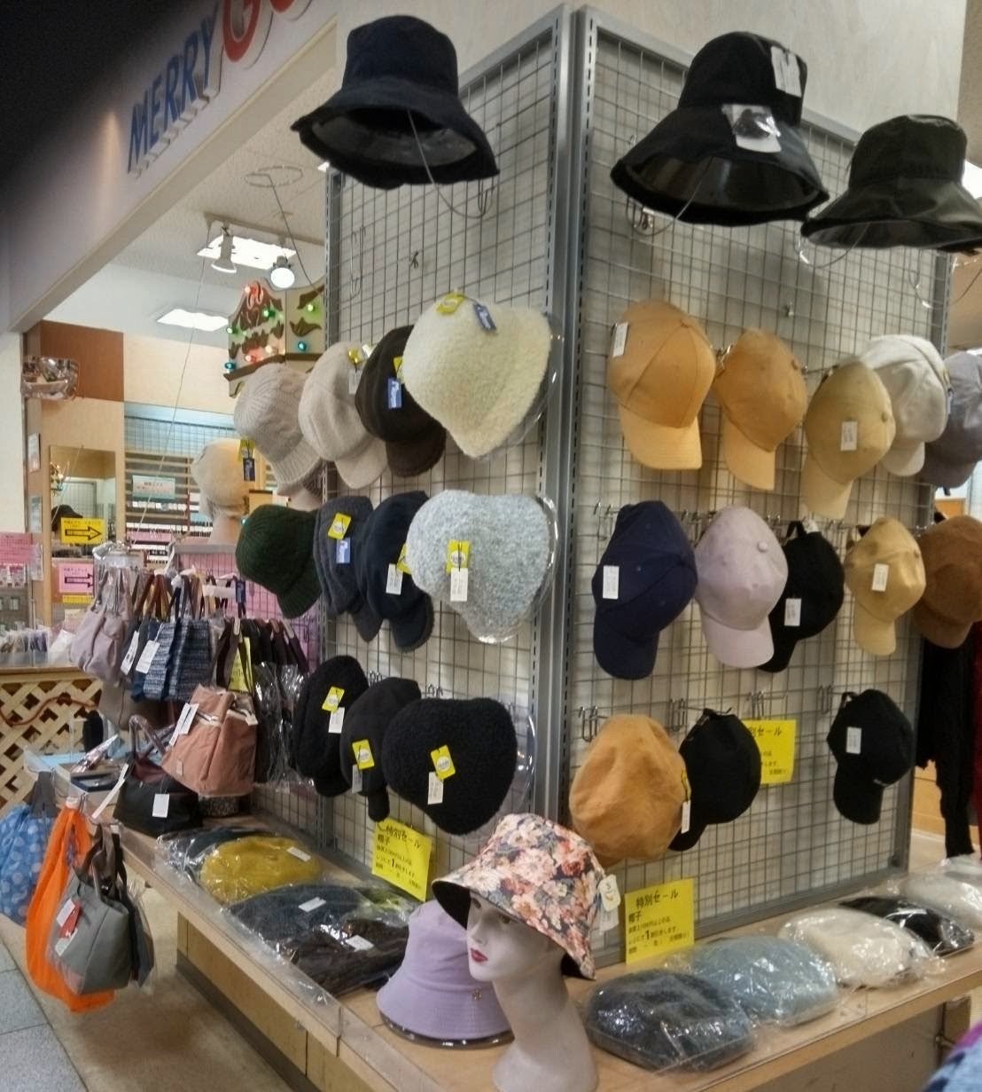 メリーゴーランド半田店の🎀A/W帽子、ストール新作入荷売れてます。‼️の写真