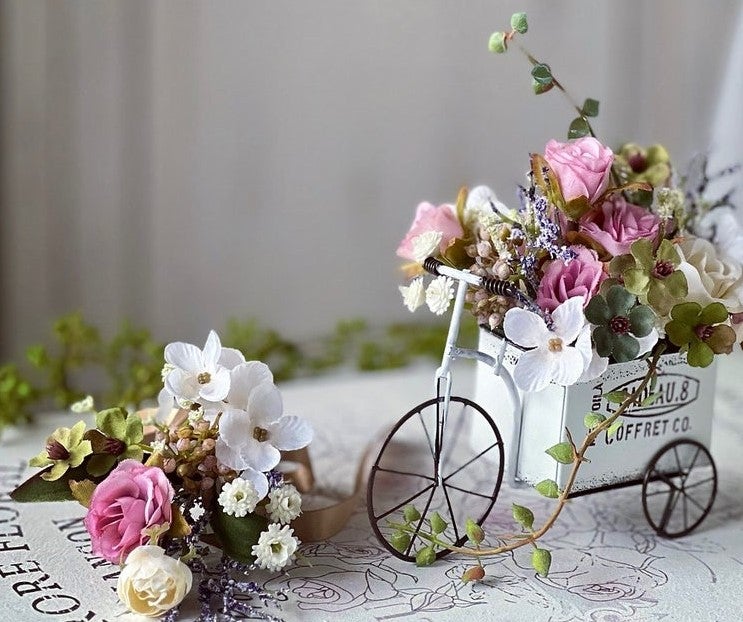 fleur-arcencielの シャビーアンドナチュラル　体験レッスン　お花のワゴンと小さな花束の写真