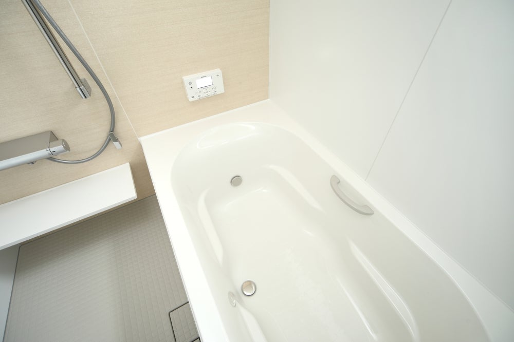 ＴＳ住建の既設の浴室をユニットバスに。既設の浴槽を解体なしで、特殊加工で新しく床・浴槽・浴室の壁を工事の写真