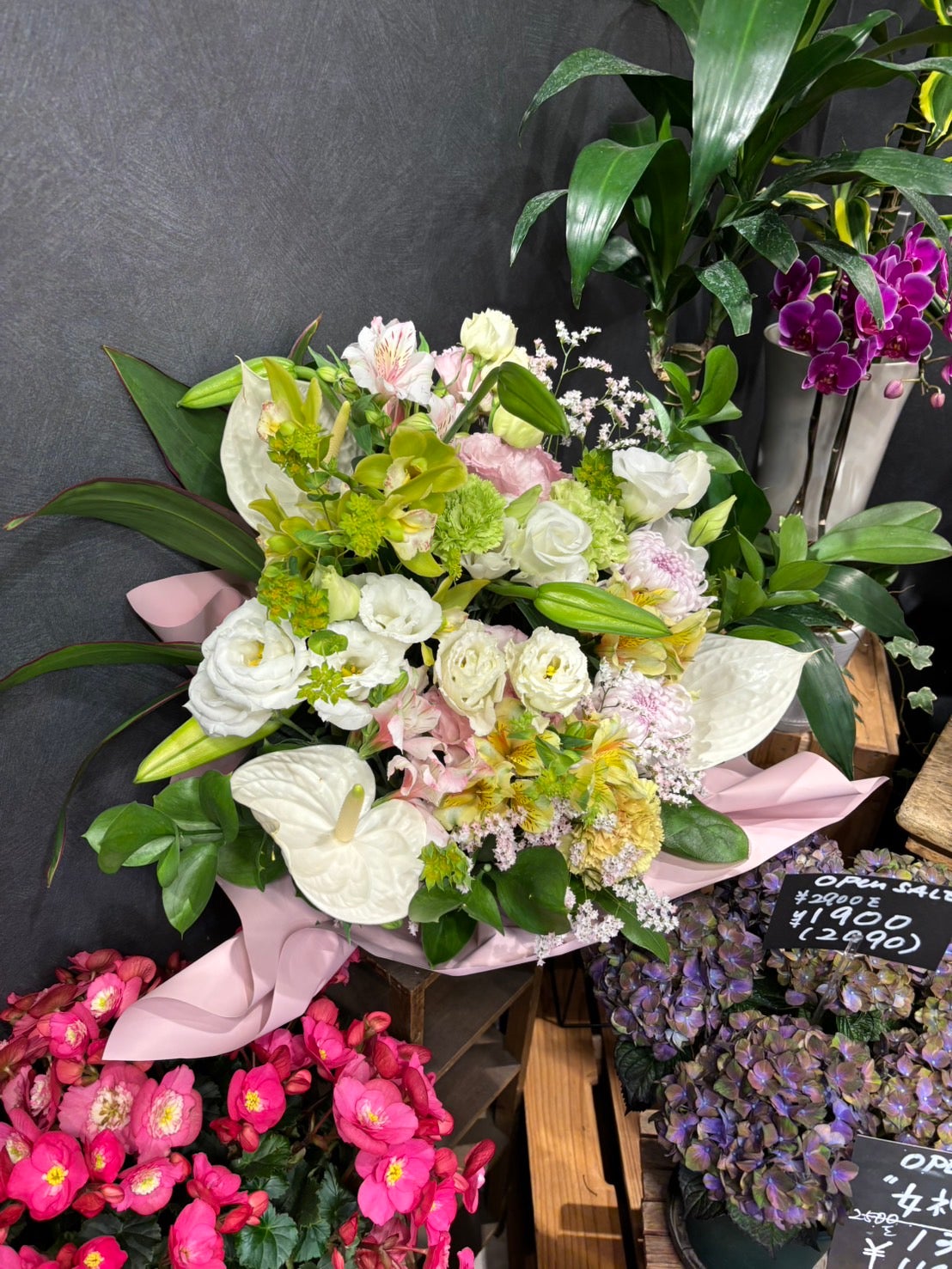 日常のお花から、御祝・御供の花束やアレンジもお任せ下さい♪の写真
