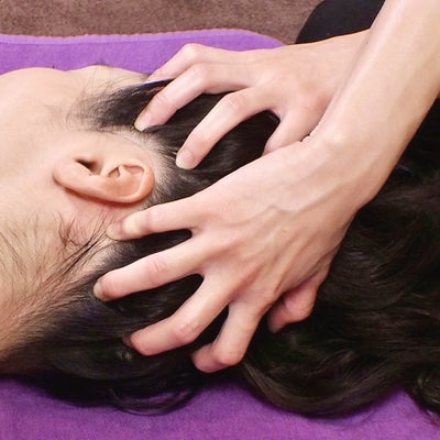 relaxation  fuwa:reの【ヘッドスパ・顔つぼ付】顔のツボ押し・スパクリームを使用して頭皮をほぐします。肩首コリからの頭痛や頭・顔の疲労感に。の写真