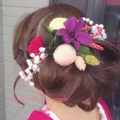 aquxya  flower ＆ jewelry１０丁目店  (プリザーブドフラワー・造花専門店)のヘア飾り・髪飾り:プリザーブドフラワー装着参考画の写真