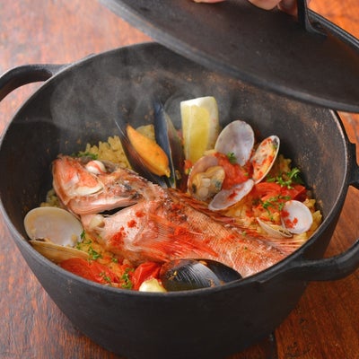 鉄鍋BISTRO＆WINE　Delicaje　デリカージュの南部鉄器　魚介の炊き込みパエリアの写真