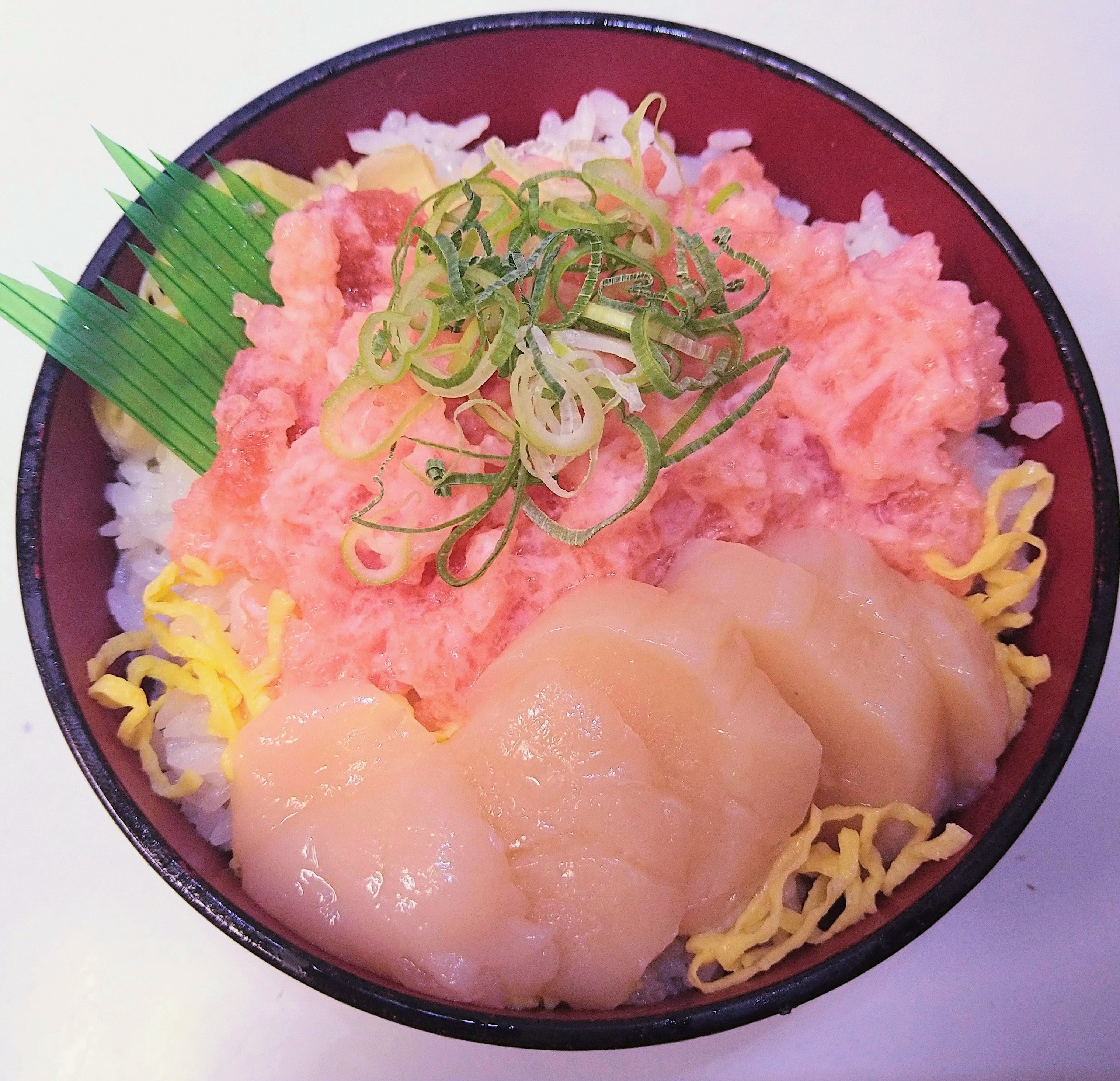 丼丸 京の魚河岸 丸太町天神通店の生ほたてねぎとろ丼の写真