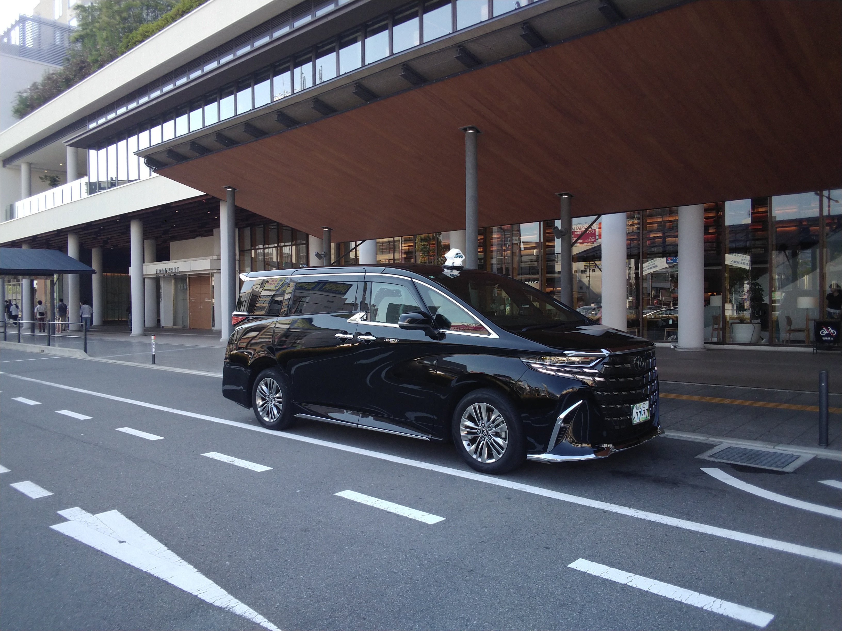 個人Lovetaxiの６人乗車定員初乗り650円毎250m100円低額料金適用普通車料金と同じ特定大型車の写真