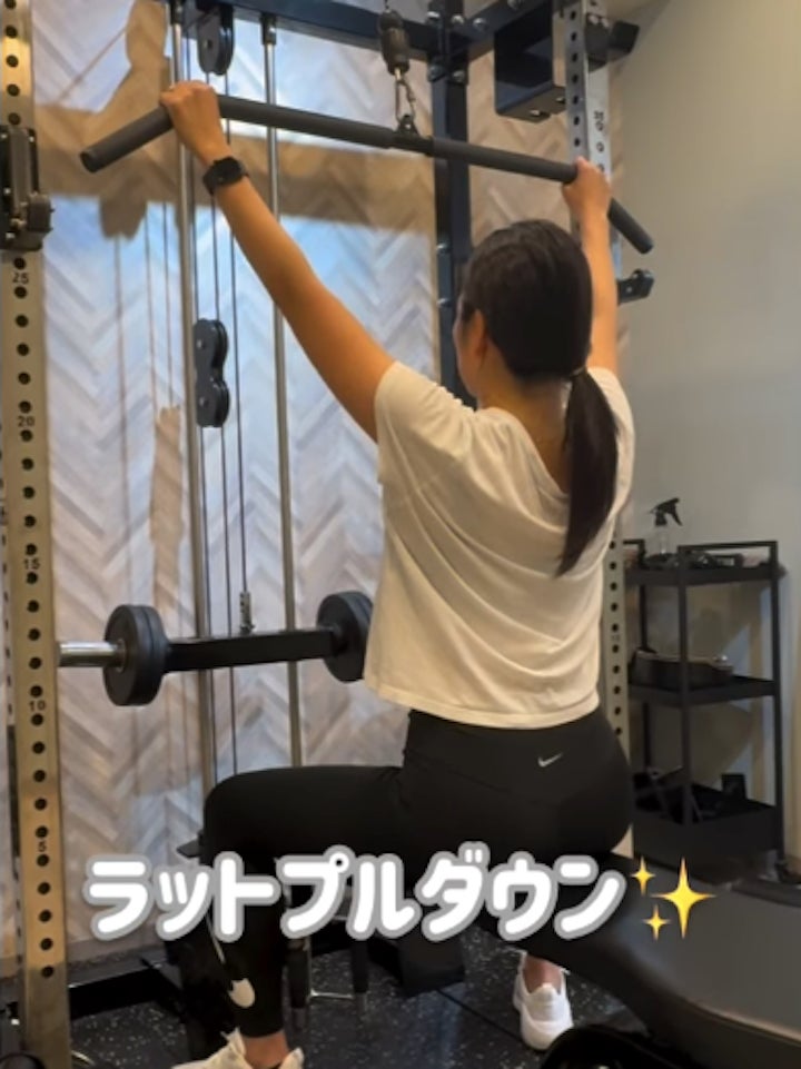 引き締まった綺麗な背中で夏をもっと楽しみましょうの写真