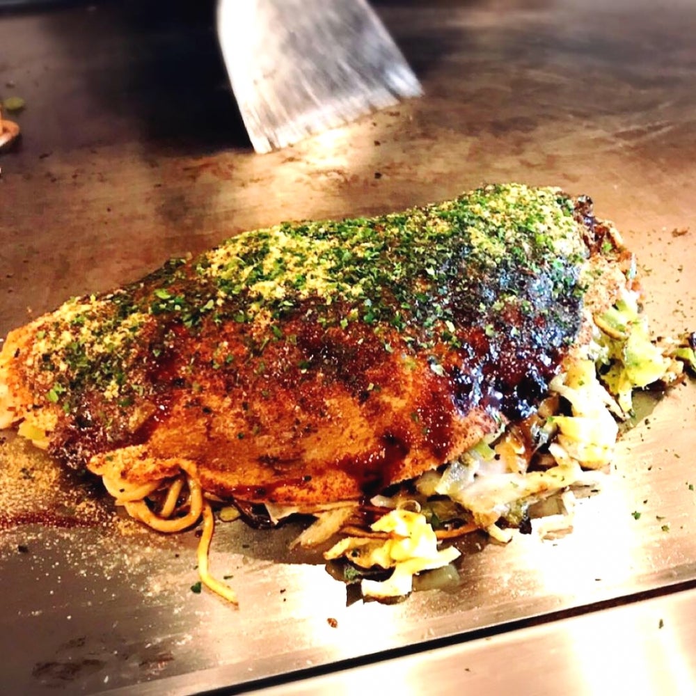 お好み焼きいずみのそば台付肉玉入りの写真