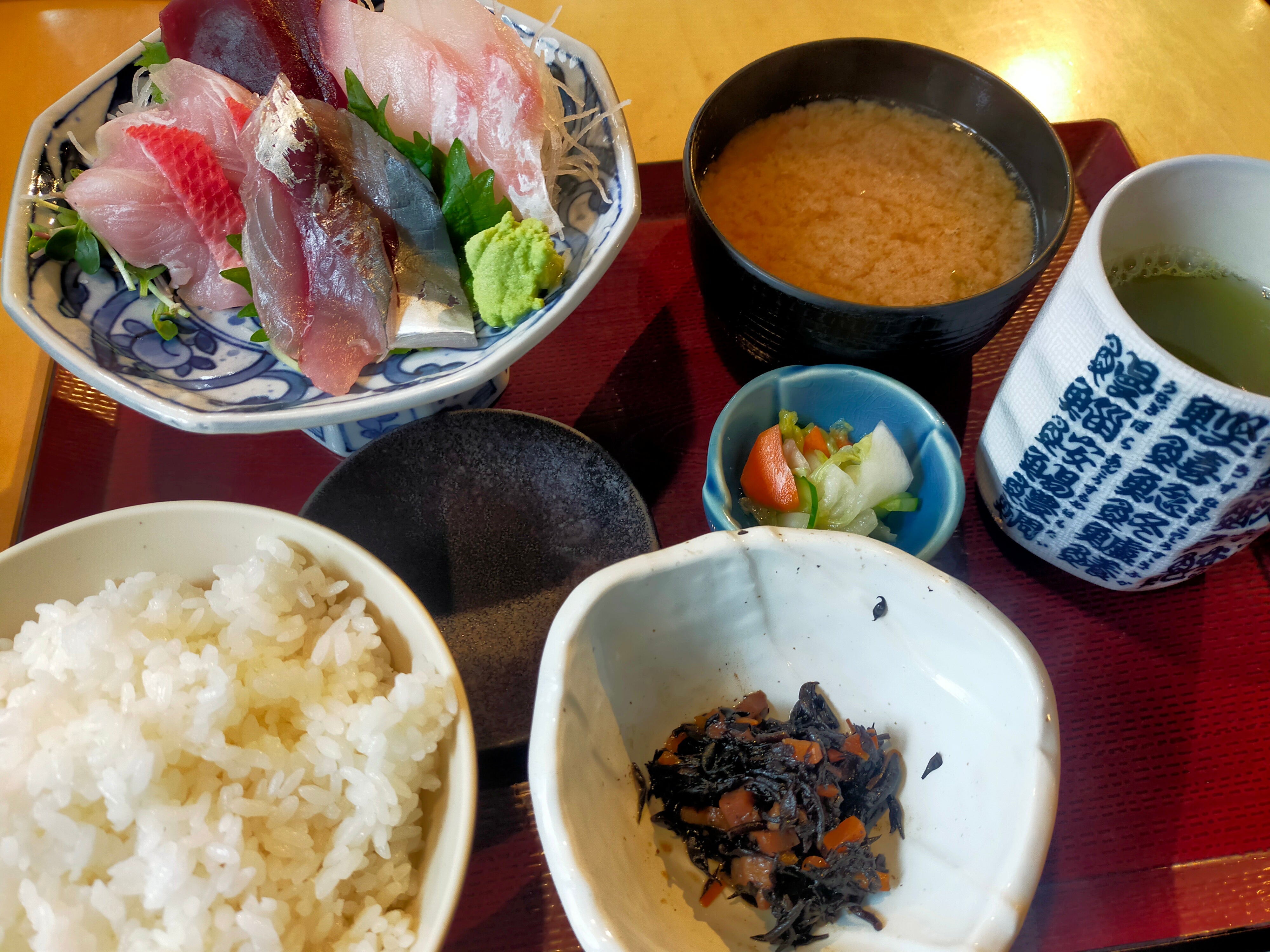 寿司居酒屋まるがまる　高田馬場店の日替わり鮮魚丼の写真