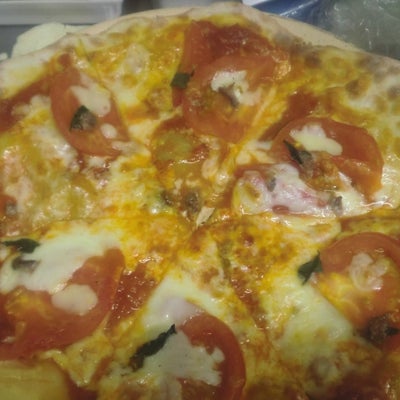 てんとうむしのトマトとアンチョビのピザの写真