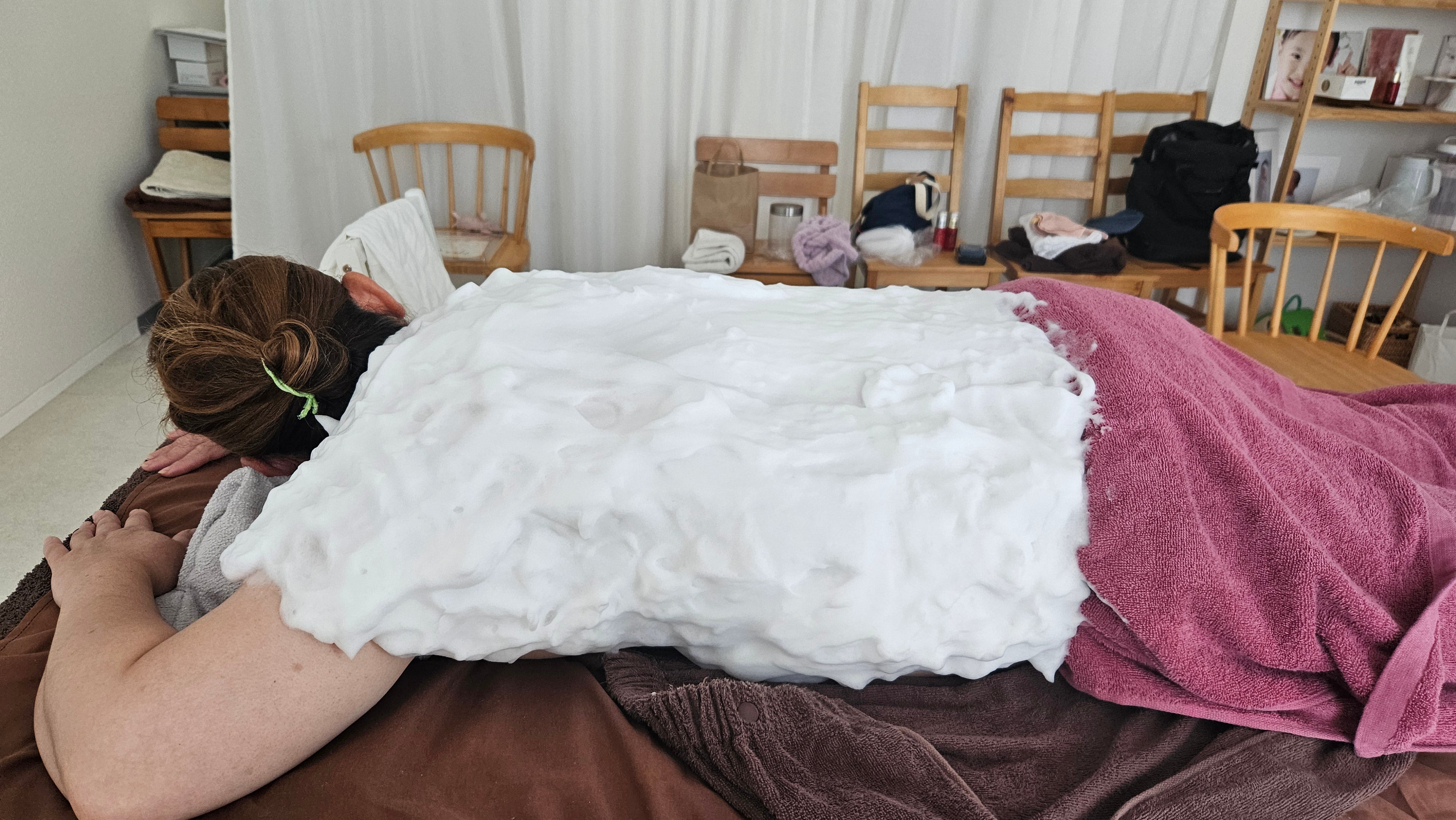 リフレクソロジー&ボディケアサロンCOTTONPEARLの泡トリートメント背中の写真