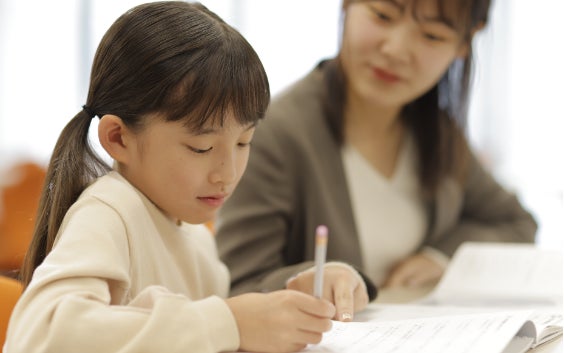 個別指導塾　トライプラス高美が丘校の小学生の個別指導の写真