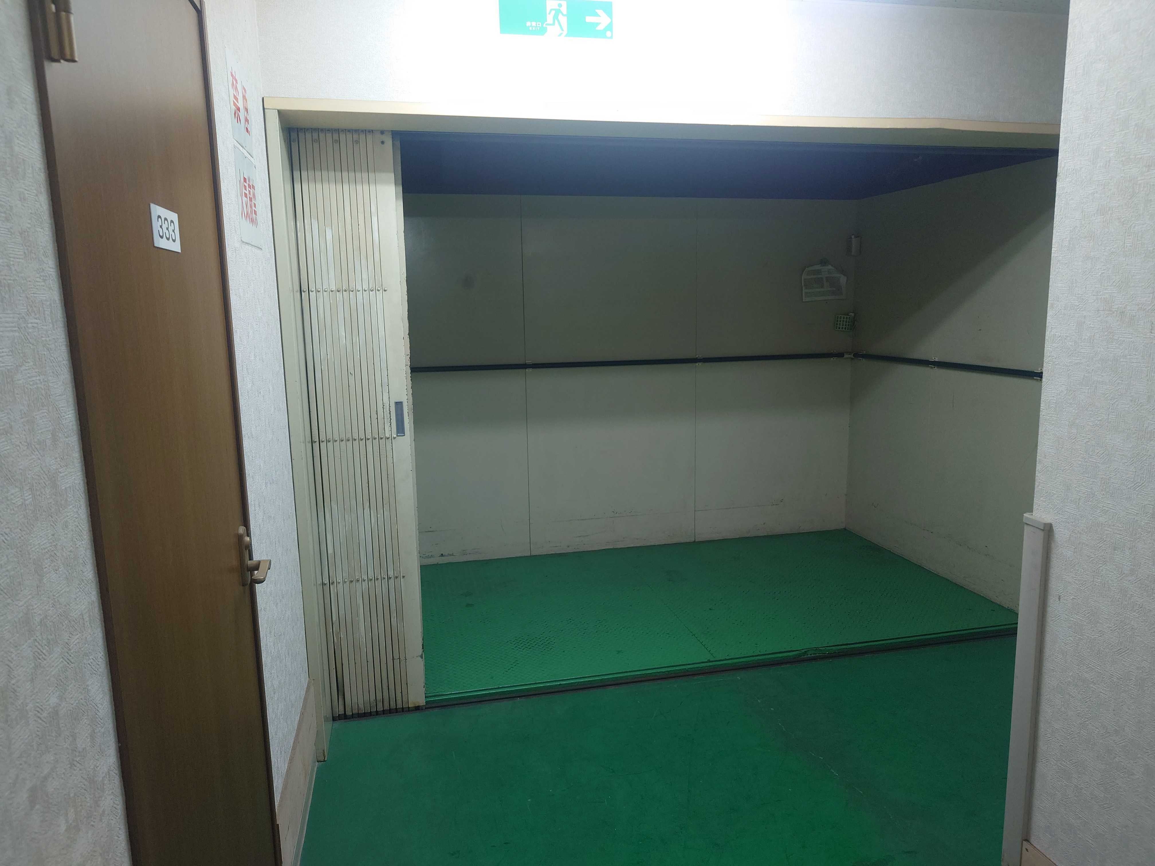 大型貨物用エレベーター完備の写真