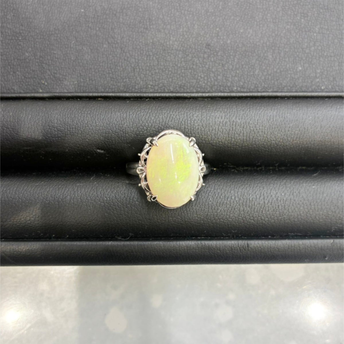 Pt900/ホワイトオパール リング/プラチナ/カラーストーン/アクセサリー/指輪 お買取しました！の写真