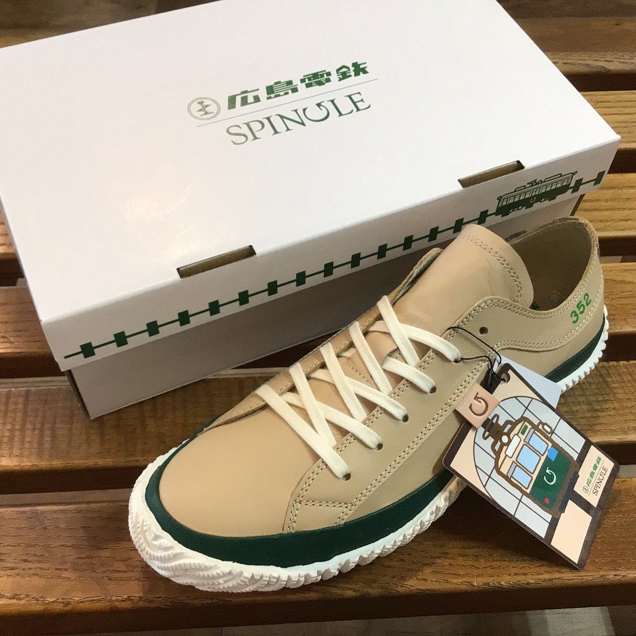 Kadotation!? The shoe storeの広島電鉄とスピングルがコラボ！ 電車モチーフ「SP-1076」。の写真