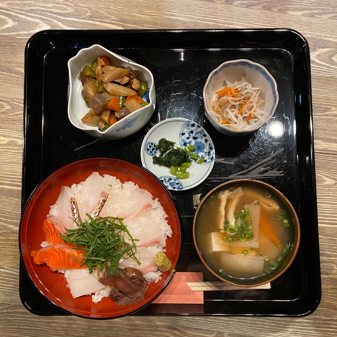 定食＆酒場 とうかいやの寝かせ海鮮丼定食の写真