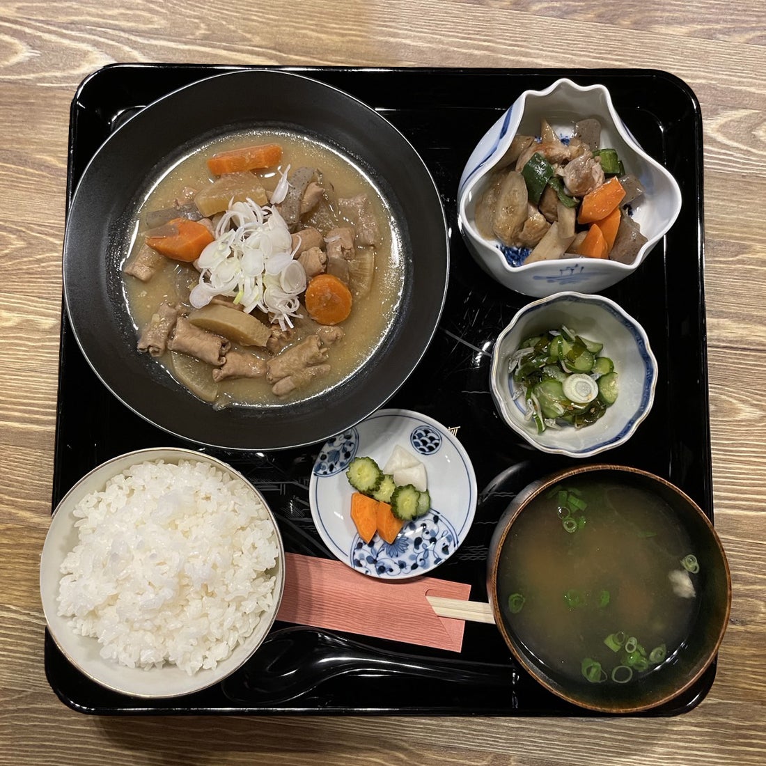 定食＆酒場 とうかいやのもつ煮込み定食の写真