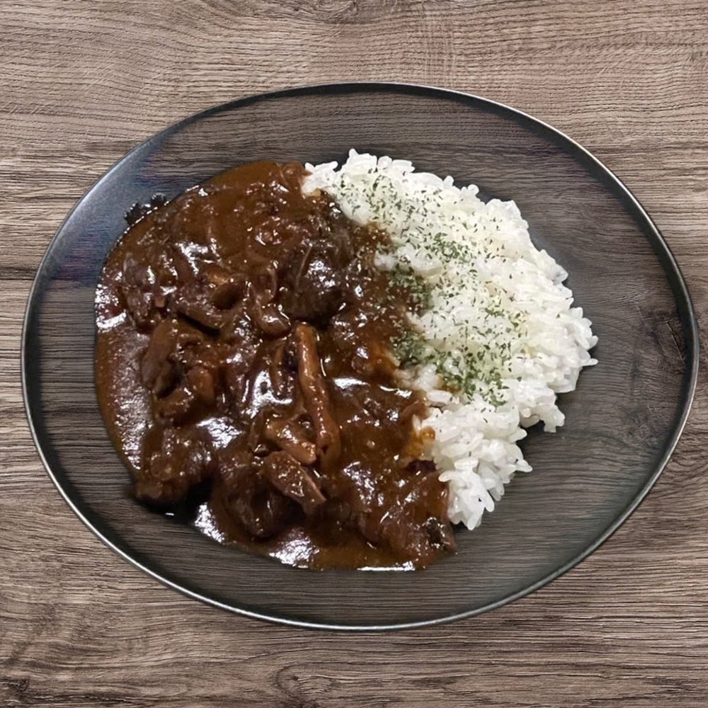 定食＆酒場 とうかいやの牛すじカレー　サラダ付きの写真