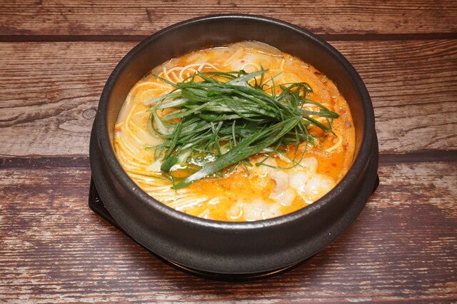 ホルモンらーめん8910赤坂店のホルモンラーメン ロゼ　Red and White mixの写真