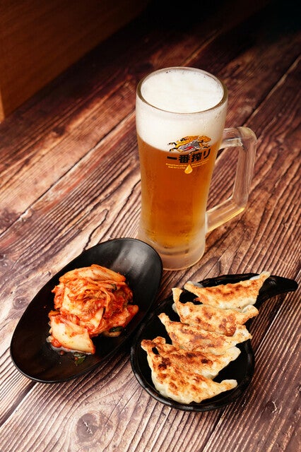 ホルモンらーめん8910赤坂店のおつまみセット　Snack Set Draft Beer + Gyoza + Kimchi  小吃套裝 生啤酒+餃子+泡菜  스낵 세트 생맥주 + 교자 + 김치の写真