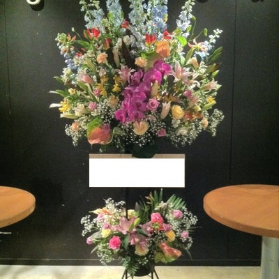 FLORAL HANAJIN の華やかなスタンド花の贈り物の写真