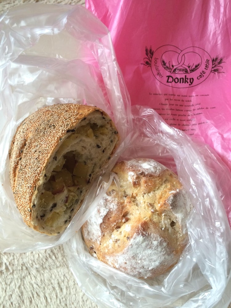 ドンキイ (Donky)の商品の写真 - 左：ごまさつまパン　右：くるみ玄米パン