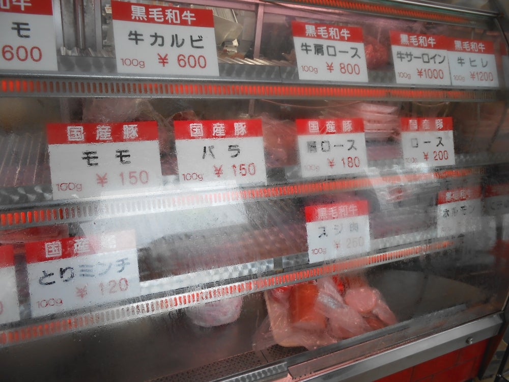 上田精肉店の店内の様子の写真 - お肉が入ったガラスケース
