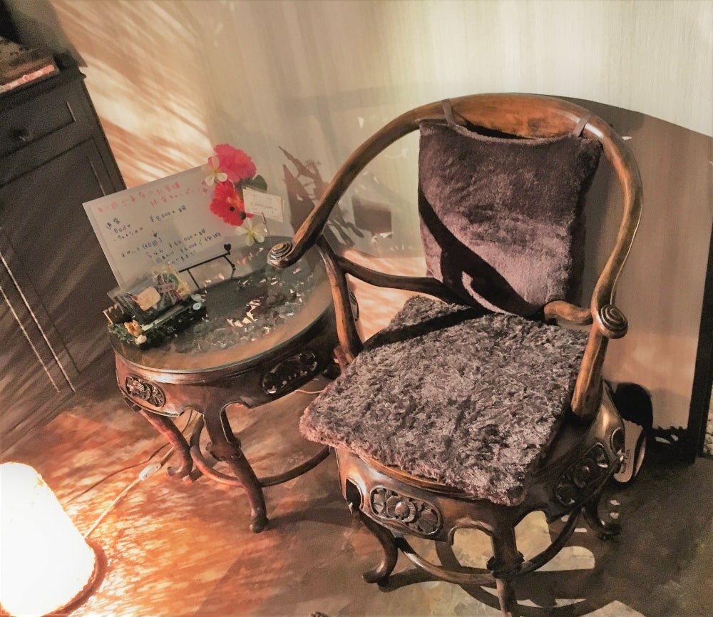 バリニーズサロンMatahari 2ndの店内の様子の写真 - 問診時のバリ製の机と椅子