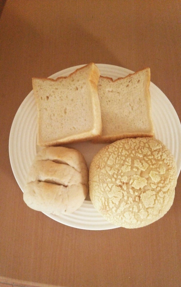 パティスリー&ベーカリー しょくにんの商品の写真 - 右がセモリナ粉のパン、左がひとめぼれの米粉コッペ、食パン   地味だけど美味しい