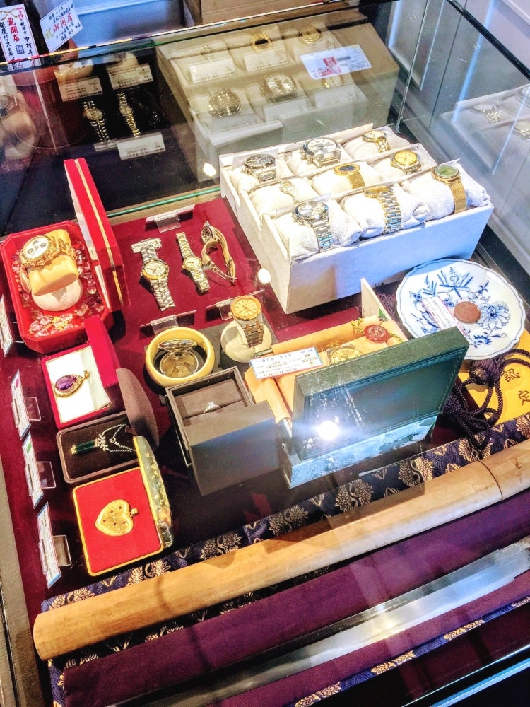 銀座パリス　京成八幡駅前店 （本八幡 買取）の商品の写真 - 高価な商品たち。す、すげぇや…という気持ちで眺めていました。