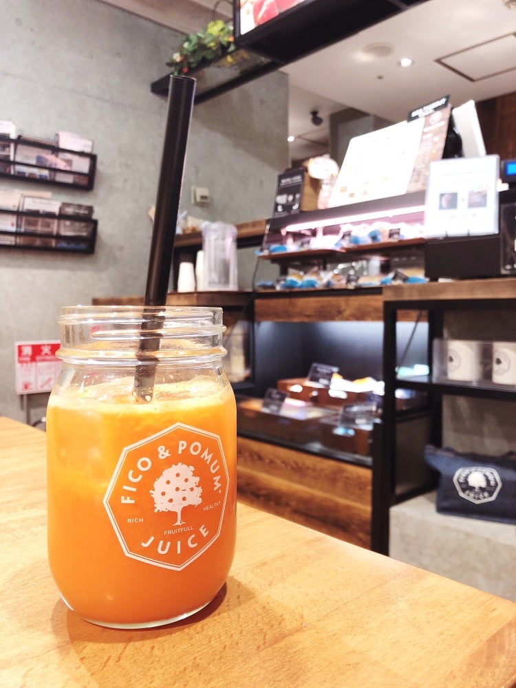 フィコアンドポムム ジュース 青山店の店内の様子の写真 - 飲みやすくて美味しいサンライト