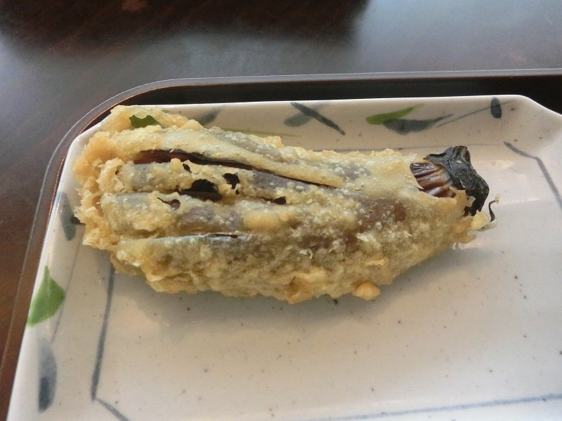 セルフ讃岐うどん 般若林の料理の写真 - レジ横で販売されている天ぷらからナス天をチョイス