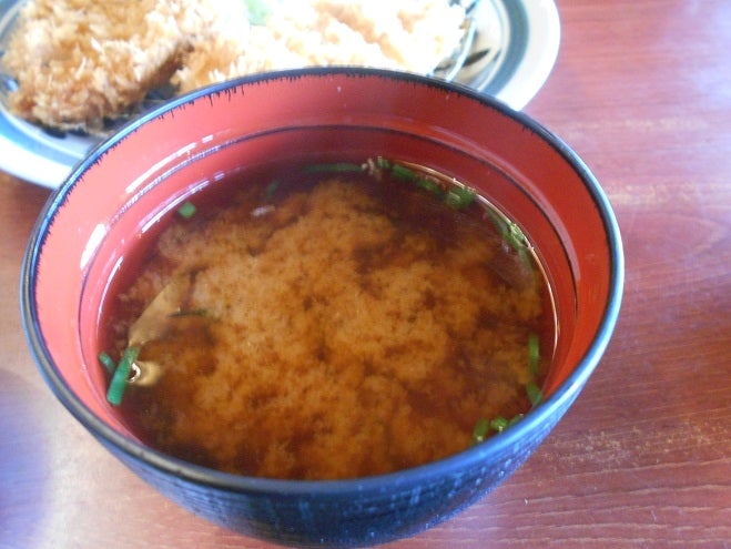 とんかつ浜勝 熊本大津店の料理の写真 - お味噌汁は赤みそをチョイス