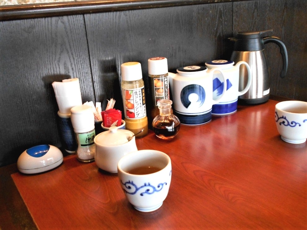 とんかつ浜勝 熊本大津店の店内の様子の写真 - テーブルにはドレッシングやタレ、ゴマ、塩、からしなどが置いてあります