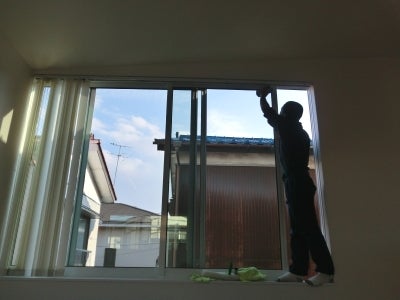 株式会社ヤスホームサービスのスタッフの写真 - 手の届かない大きな窓も掃除していただきました