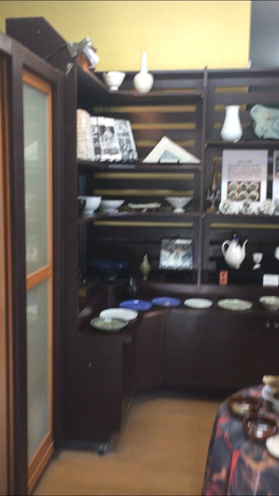 陶磁器工房・庸山窯ようざんがまの店内の様子の写真