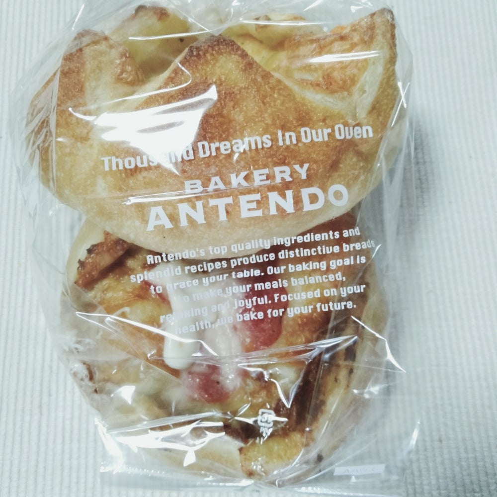 アンテンドゥ エミオ石神井公園店の商品の写真 - やりすぎチーズパンとやりすぎチーズシカゴ(580円)