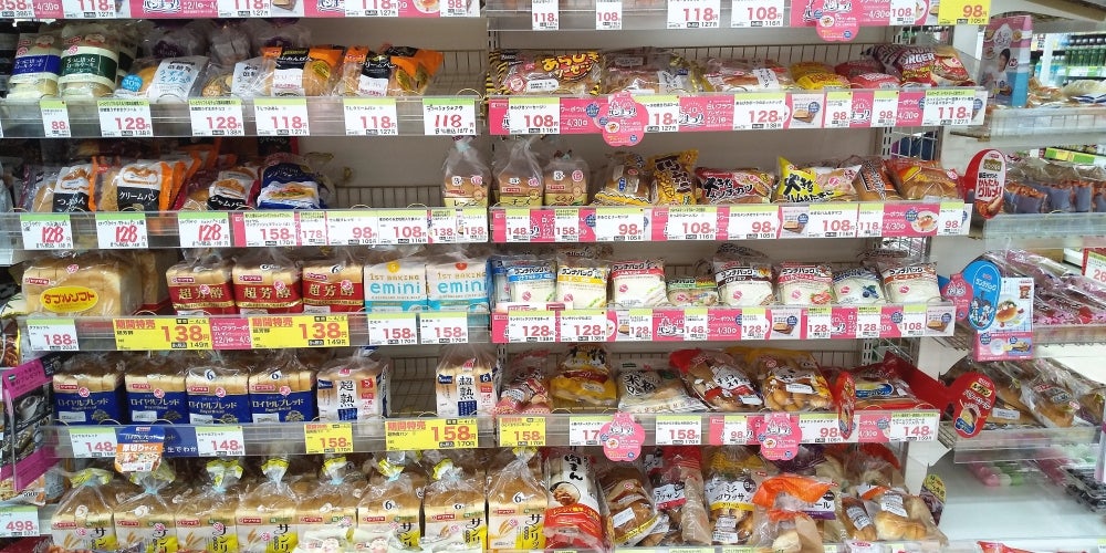 スギ薬局　東刈谷店の店内の様子の写真 - パンコーナー