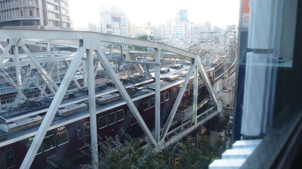 ロキシーミュージックスクール　大阪梅田校の店内の様子の写真 - 阪急電車が眺められます(笑)