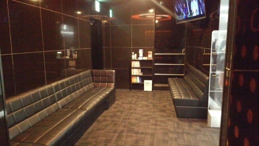 ネットカフェ＆カラオケ DiCE 池袋店の店内の様子の写真 - 入口のソファー