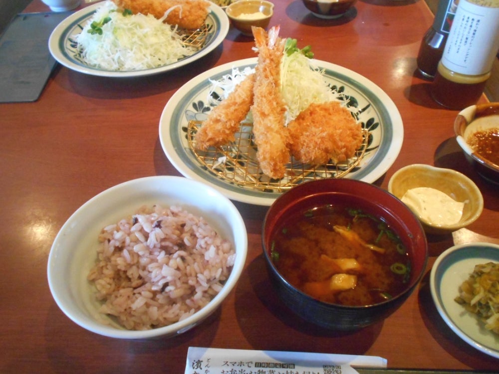 とんかつ浜勝 熊本浜線バイパス店の料理の写真 - ご飯は麦ごはん、みそ汁は赤味噌、キャベツは千切りをチョイス
