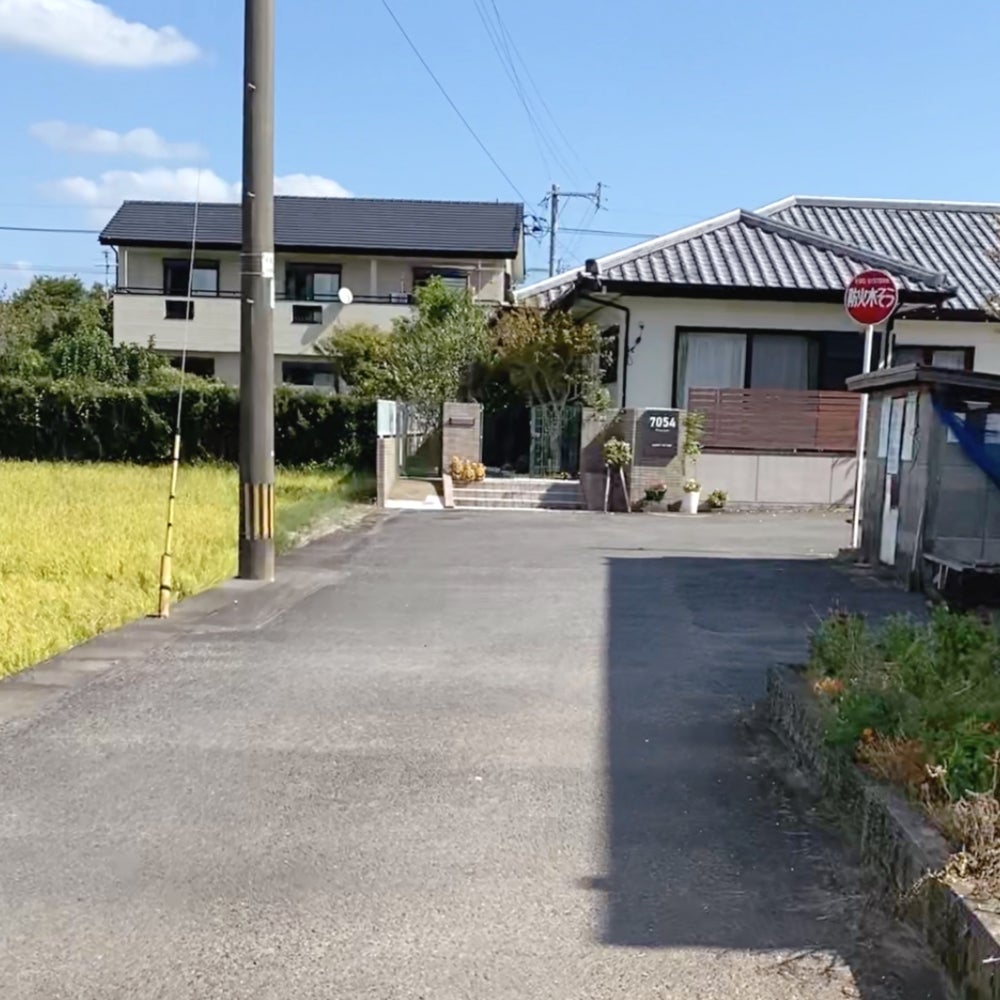 宮崎市隠れ家サロン 7054の外観の写真 - 県道17号線から入って奥にあります。
