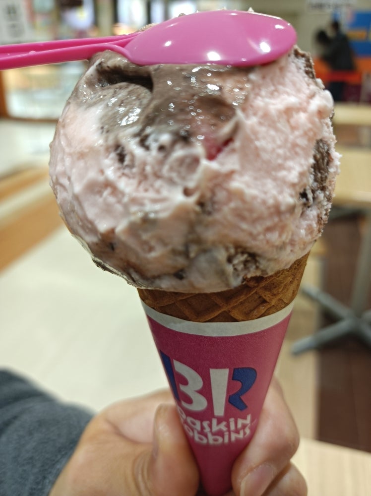 サーティワンアイスクリーム函館イトーヨーカドー店さんで買わせて貰いました!1月2月のフレバーのキューピッドハート味。チョコレートとイチゴの組み合わせがとっても美味しかったですよ!