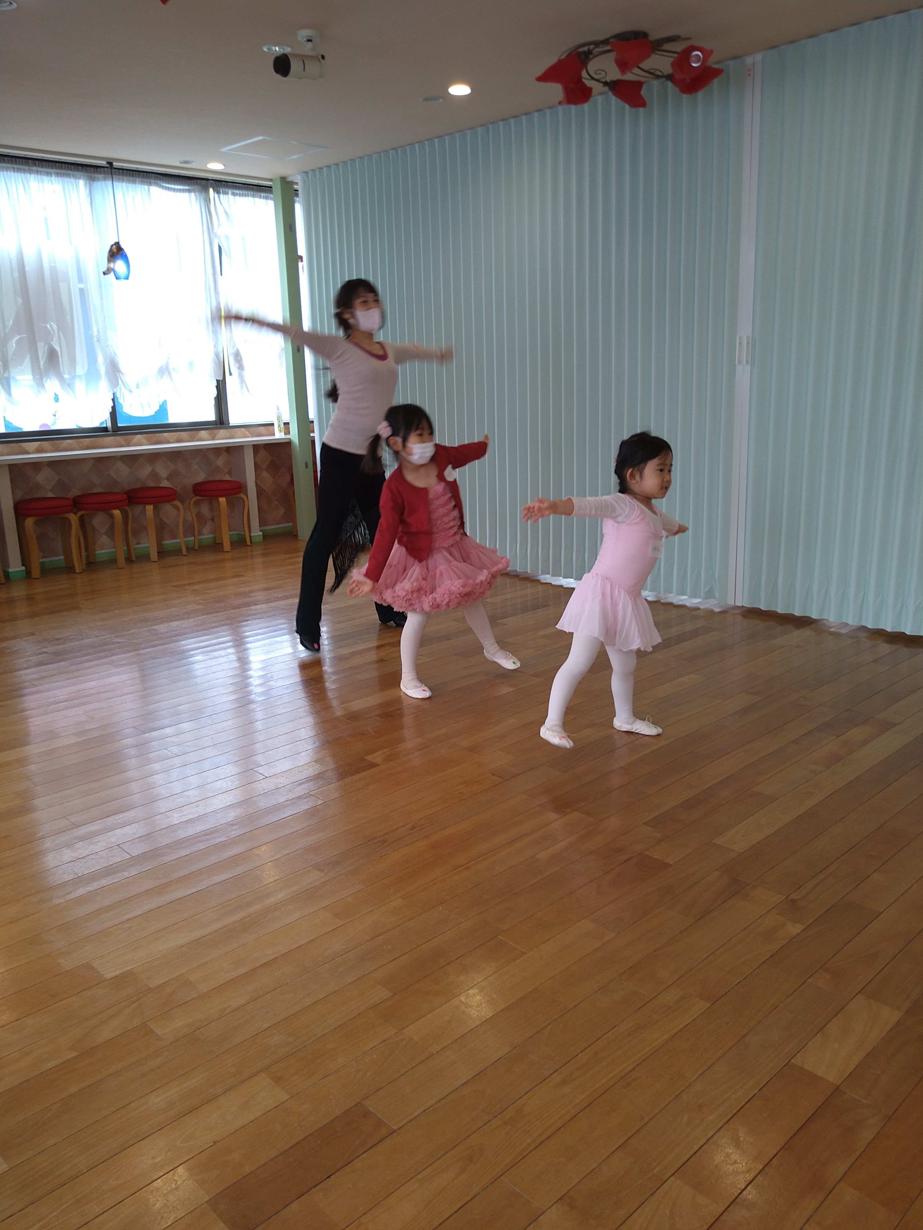 ダンススタジオハーモニーの雰囲気の写真 - 親子で一緒に踊ります。