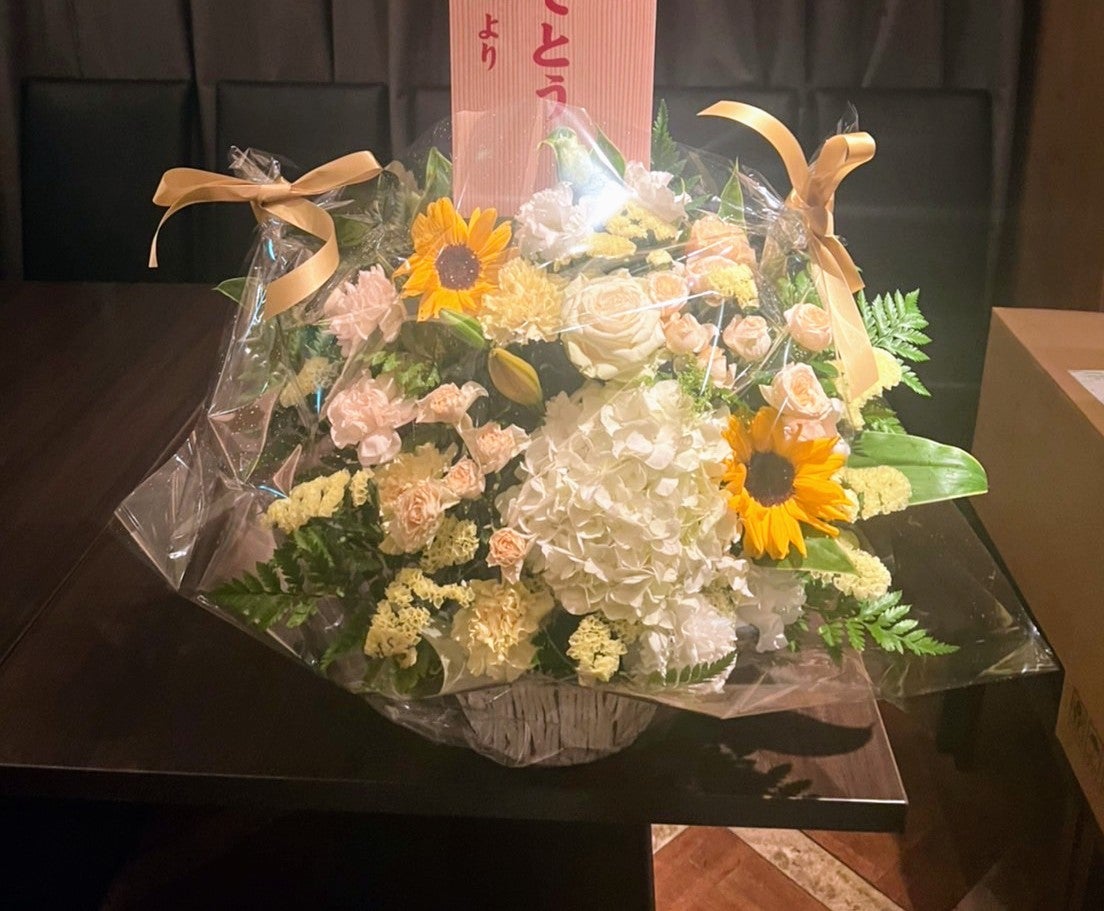 biotopビオトープ名古屋店の商品の写真 - バースデーイベントに贈ったお祝いのお花です