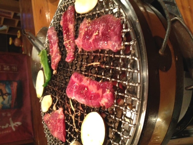 炭火焼肉ほりのうちの料理の写真 - 肉を焼くところ